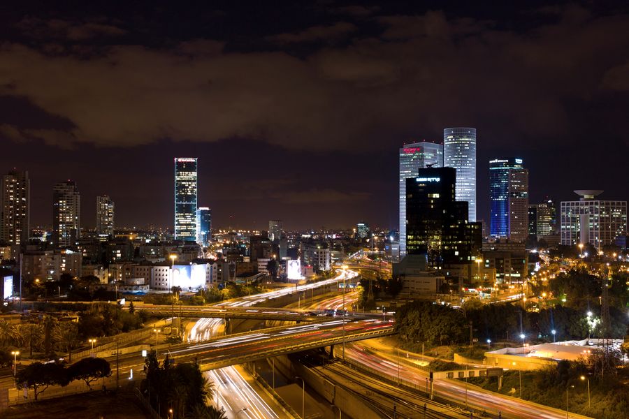 קו הרקיע של תל אביב בלילה