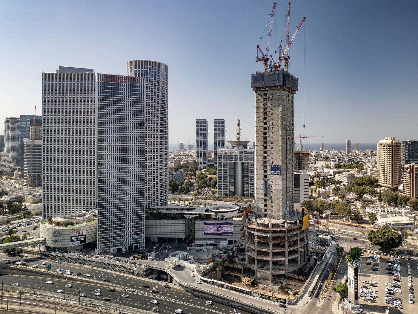 מגדלי עזריאלי ומגדל בבנייה, תל אביב